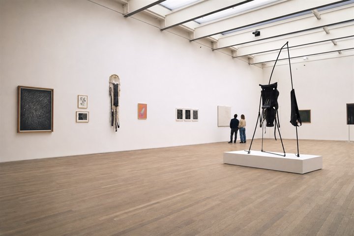 Œuvre d’art contemporain dans une galerie