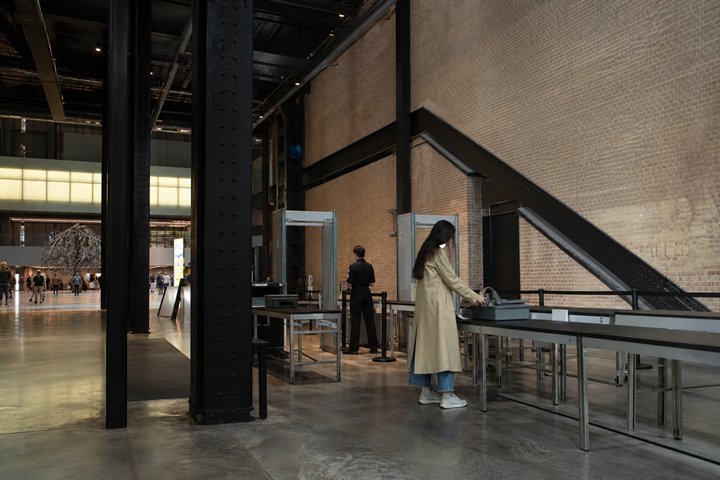 Entrée du musée et zone de contrôle de sécurité